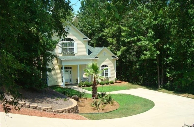 Beautiful Executive Home, Concord, Sleeps 6