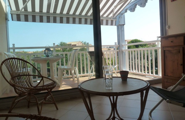 Beautiful F2 with terrace and swimming pool -300 m from the sea and leisure, quiet.