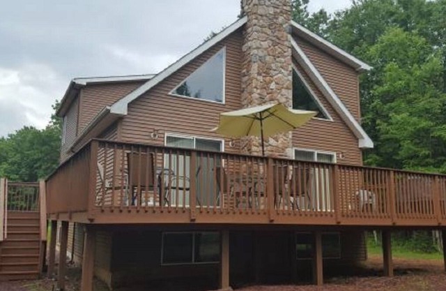Beautiful four season chalet in lake community with WIFI, Central Air