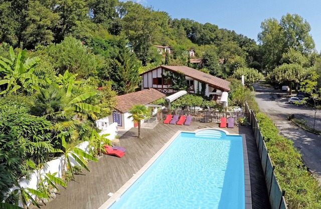 Beautiful apartment for 4 guests with pool, WIFI, TV, terrace, pets allowed and parking