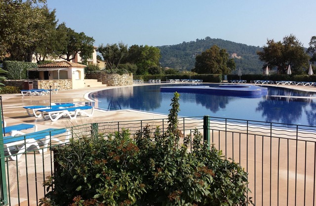 Beautiful 2 room apartment in a quiet area overlooking the bay of St Tropez, large swimming pool.