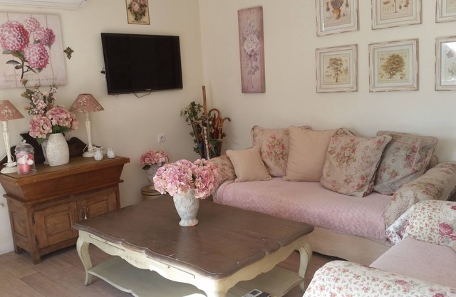 Beautiful villa in the countryside ten minutes from the sea for 8 people