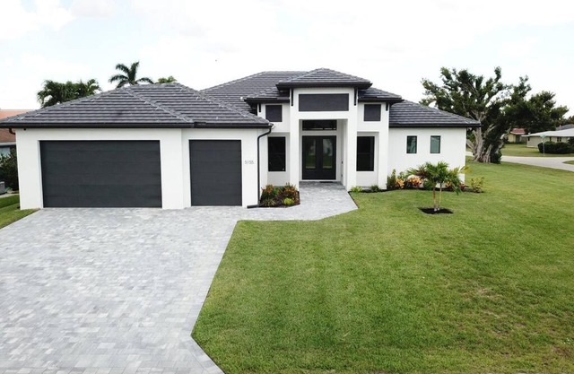 Beautiful, fun home w/3 masters, pool & spa