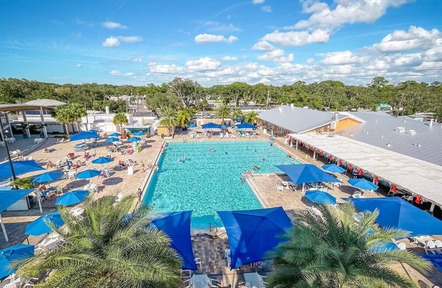 Beautiful , fun resort in gorgeous Sarasota. Pool, Hot Tubs, Pickleball, Beaches