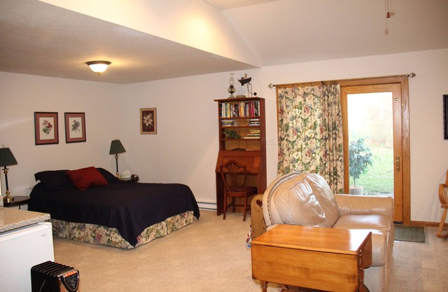 Beautiful Garden Apartment Easy Access to Akron, Cleveland, and Amish Country