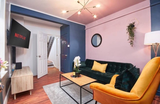 Beautiful House in Leamington Sleeps 9 by PureStay