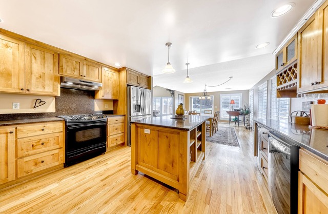 Beautiful Golf Coursefront home with private hot tub, firepit, & great location