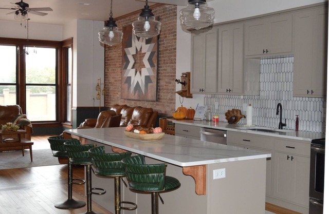 Beautiful Historic Downtown Apartment. Vintage style with luxury finishes.