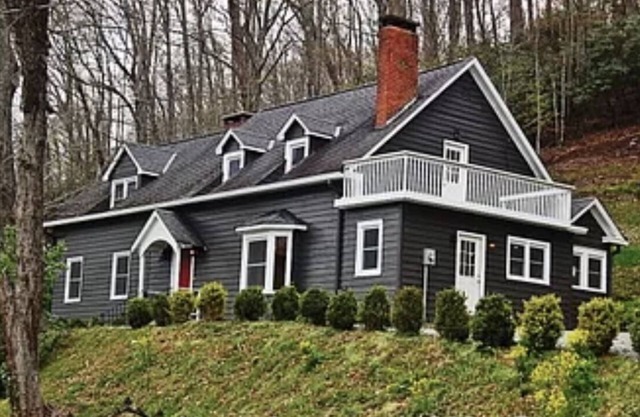 Beautiful Historic Farmhouse Style Cottage min. to Downtown Boone, Watauga River