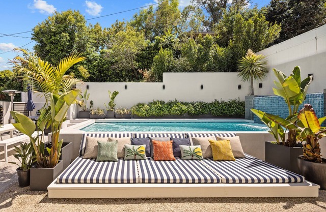 Beautiful Hollywood Hills Villa - Heated Pool, BBQ, Hollywood Sign Views