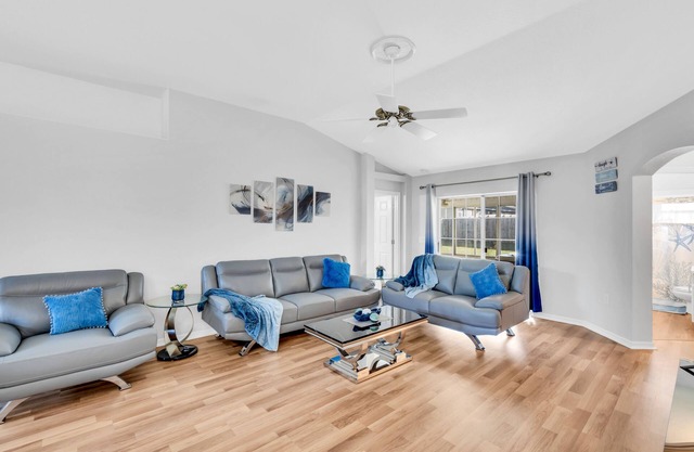 Beautiful home. Free parking, hot tub, laundry, 2 king beds, great for families.