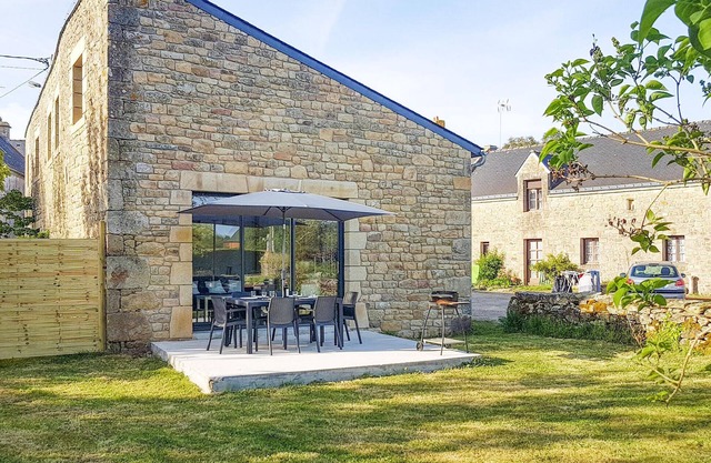 Beautiful home in Erdeven with WiFi