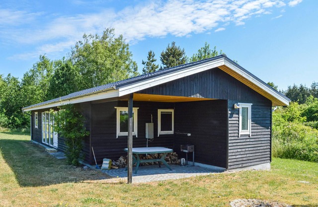 Beautiful home in Hals with kitchen