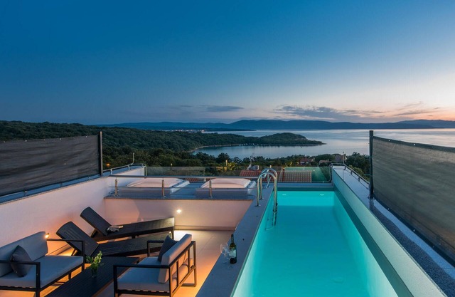 Beautiful home in Njivice with WiFi