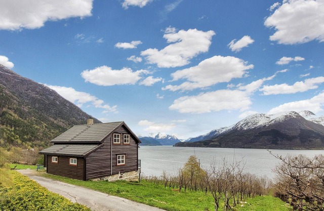 Beautiful home in Vallavik with kitchen