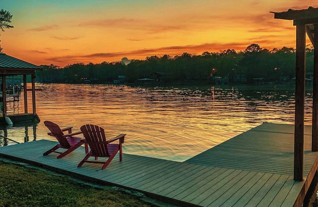 Beautiful Home Right On Lake Hamilton! HOT TUB! Covered Boat Slip! Waterfall!