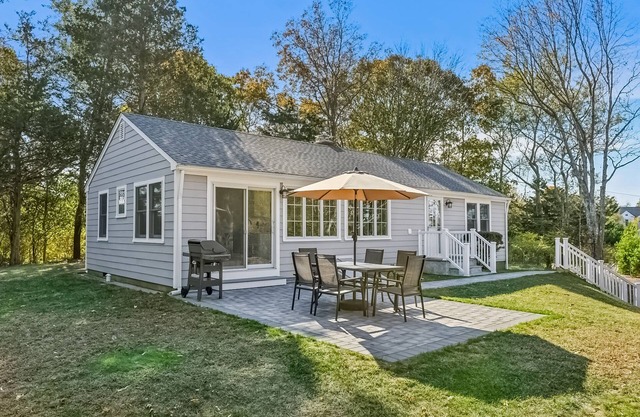 Beautiful home short walk to the beach, w/outdoor shower, grill & central AC