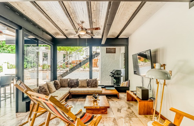 Beautiful home w/private pool, outdoor dining w/private grill, & accessibility