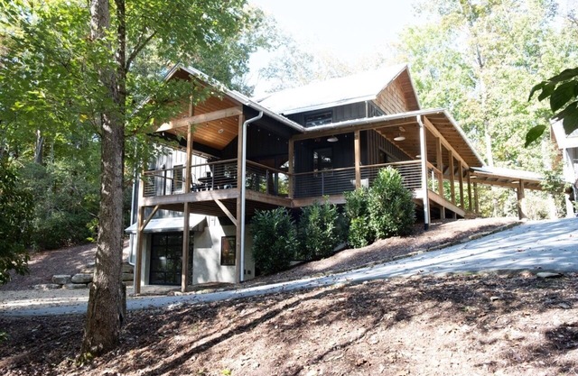 Beautiful Home with Guest House in Pisgah Forest