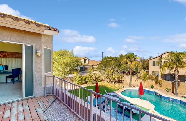 Beautiful home with private pool, W/D, central AC & great locale - dog-friendly