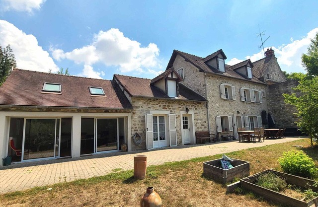 Beautiful house and large garden 100km from Paris