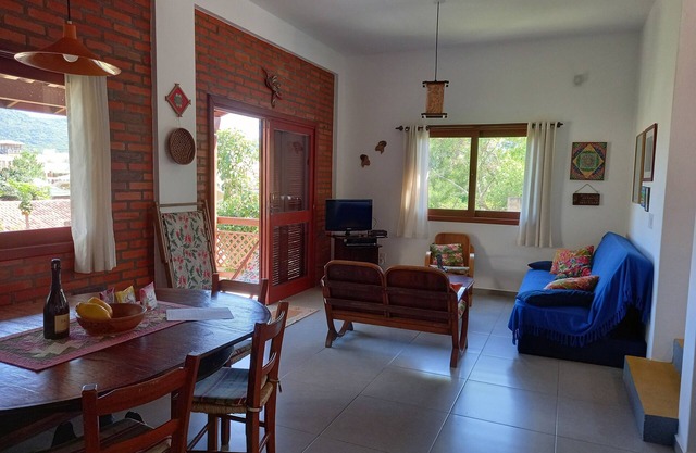 Beautiful house, large garden, sunset and hills view, cable tv, wifi- 6 people