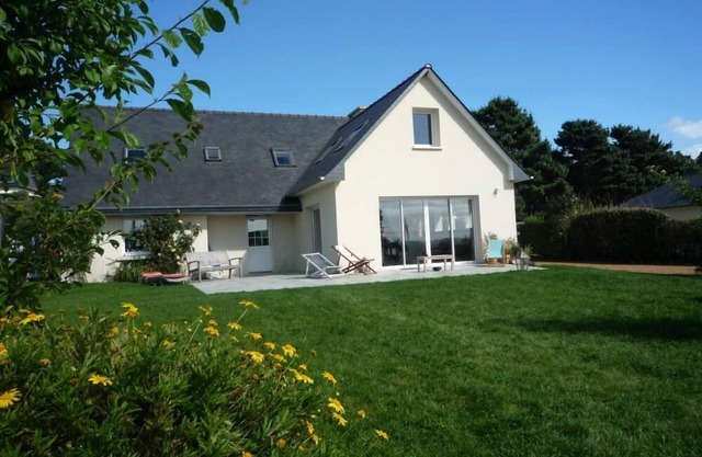 Beautiful house of holidays with sight on sea, any loan of the beach - the terrace and the lawn were remade in 2010