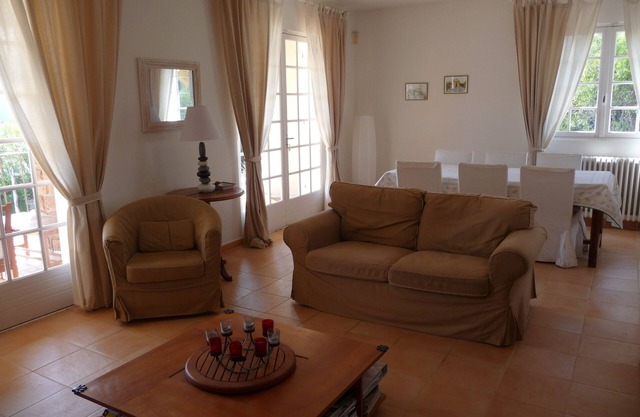 Beautiful house, very well located, sleeps 4 to 10, with swimming pool and air conditioning.