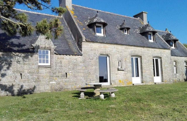 Beautiful house with its feet in the water, the sea at the end of the garden!