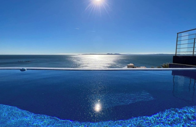 Beautiful house with swimming pool and sea view AV-46