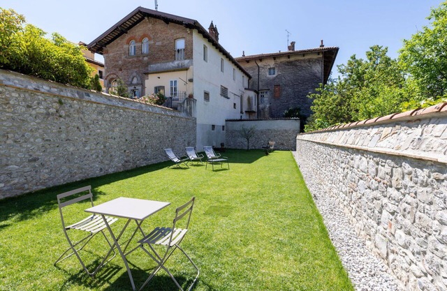 Beautiful apartment for 6 guests with WIFI, A/C, TV, balcony, pets allowed and parking