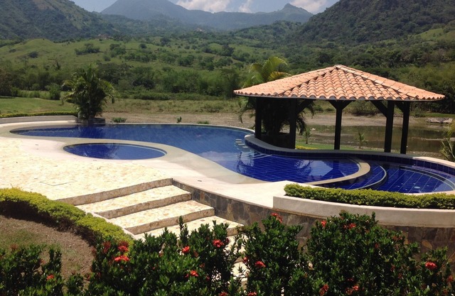 Beautiful Lake House outside of Medellin Colombia (55 Kilometers)