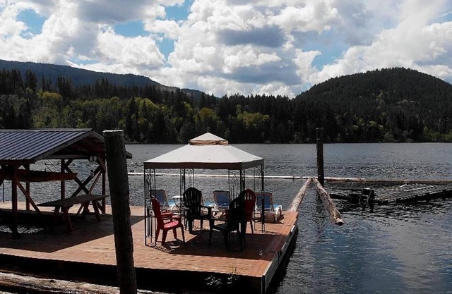 Beautiful Lakefront Private Suite on Lake Cowichan - Sleeps 5
