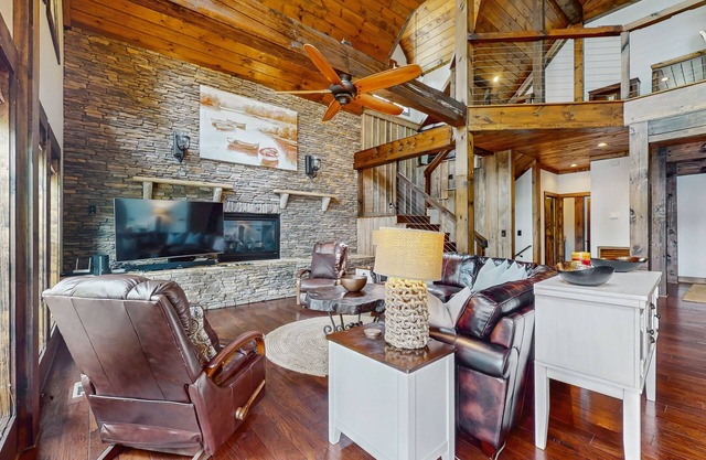 Beautiful lakefront house with full kitchen, private dock, & hot tub