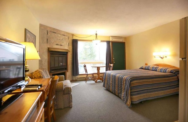Beautiful Lakefront Inn Suites