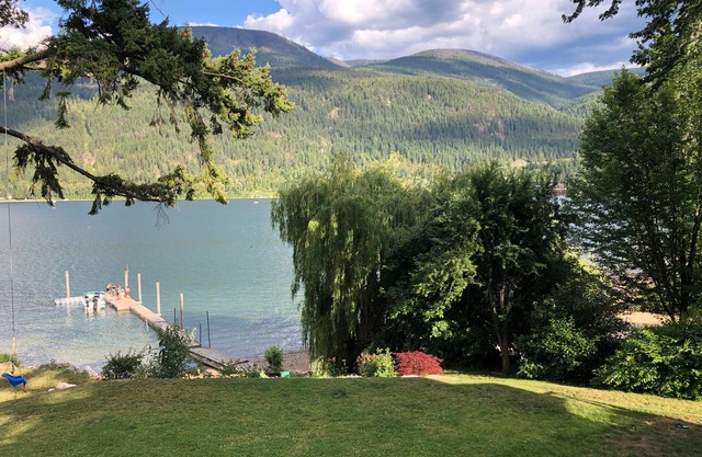 Beautiful Lakefront Suite Minutes from town !