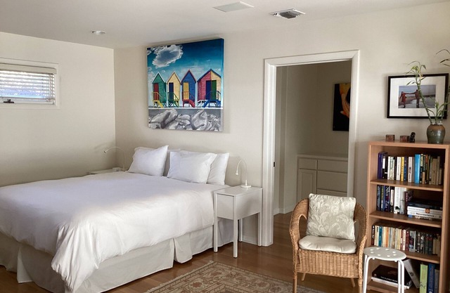 Beautiful Large Studio With a Private Bathroom In The Heart of Santa Monica