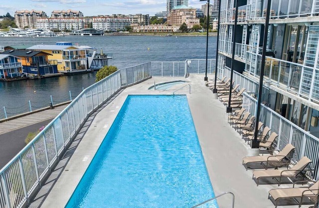Beautiful location in Victoria Harbour. Full amenities!