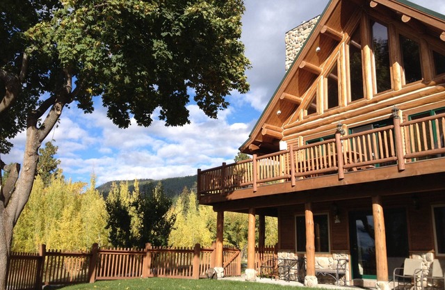 Beautiful Log Home Overlooking Flathead Lake in Bigfork Montana!