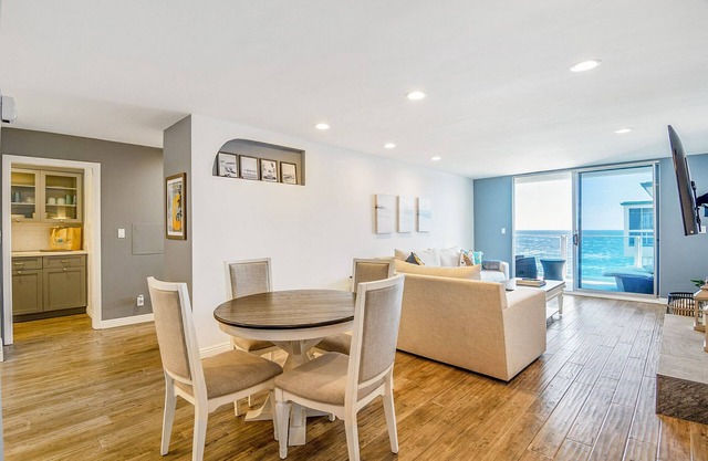 Beautiful, luxurious hideaway right on Carbon Beach in Malibu!