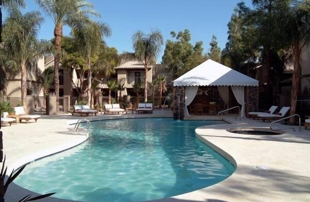 Beautiful- Main floor/modern condo in prime North Scottsdale location