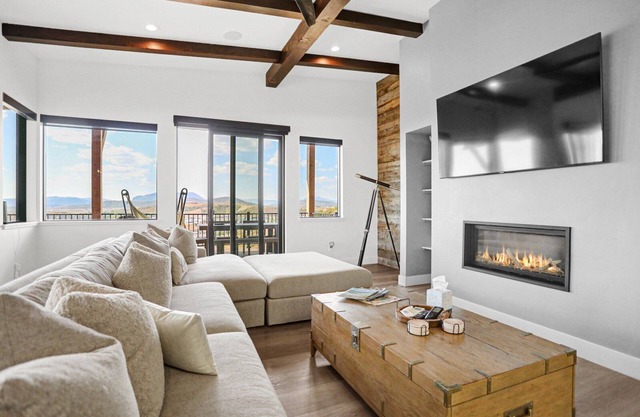 Beautiful Modern Home with Incredible Views - Extended Stays Only - Hot Tub - Dogs Considered