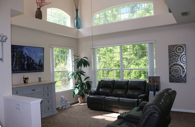 Beautiful modern 3 bed/2.5 bath townhome