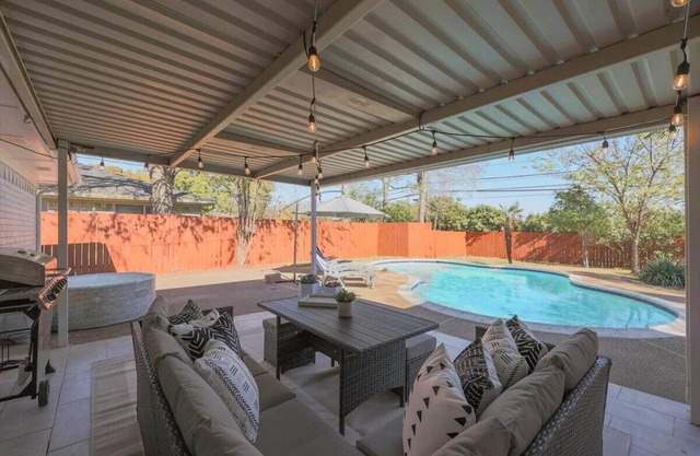Beautiful Modern Home, Pool for Groups and Families