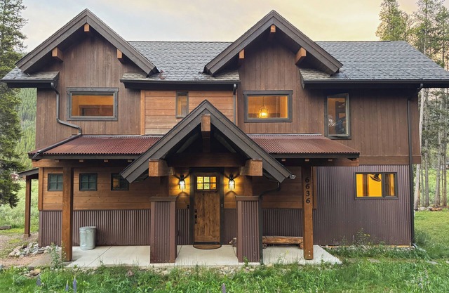 Beautiful Modern Rustic Lodge on the Blue River