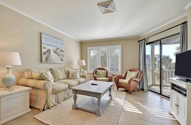 Beautiful Modern Villa with OCEAN VIEWS! Screened Porch, Pool Access!