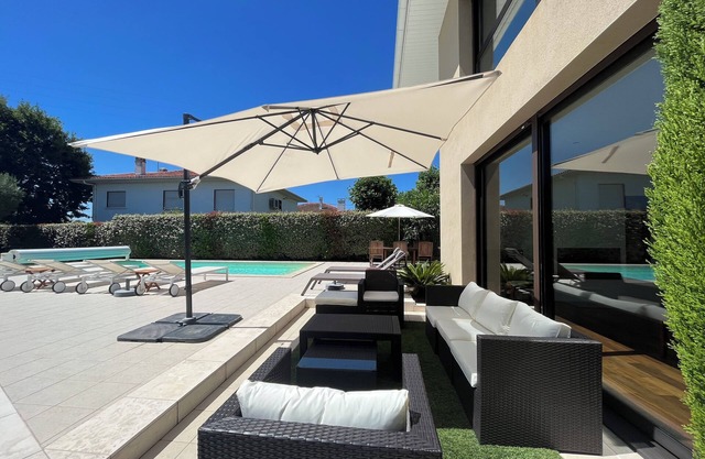Beautiful modern villa, heated pool, near sea ang golf