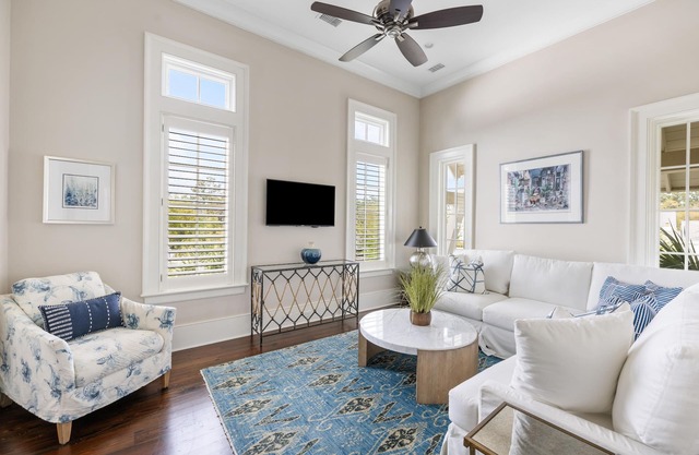 Beautiful Moreland Village Carriage House - private pool, outdoor kitchen, private entrance!