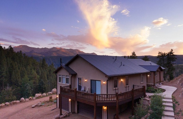 Beautiful Mountain getaway with incredible views of Pikes Peak