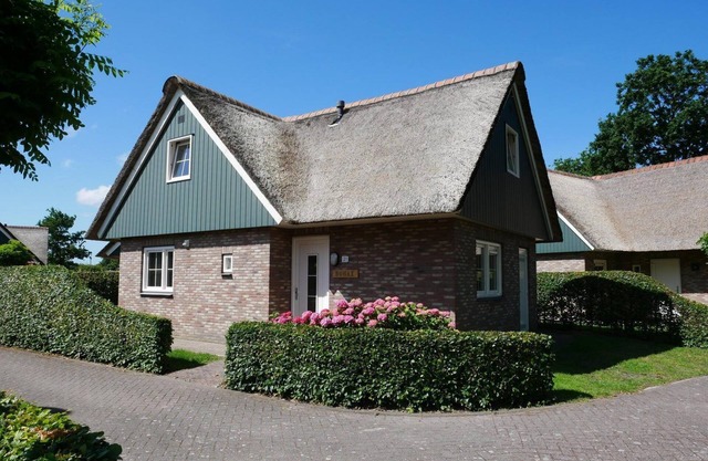 Beautiful thatched villa within walking distance of forest, dunes and sea in a small-scale park in Sint Maartenszee.